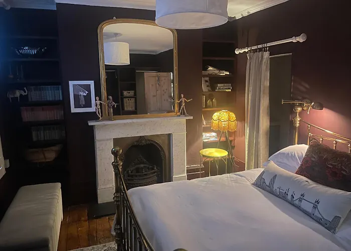 Beautiful London Victorian House, Sleeps 12