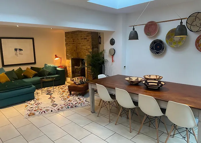 Beautiful London Victorian House, Sleeps 12