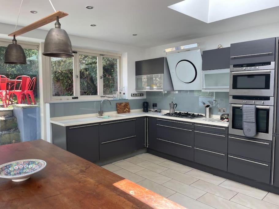 Beautiful Victorian House, Sleeps 12 * Londra