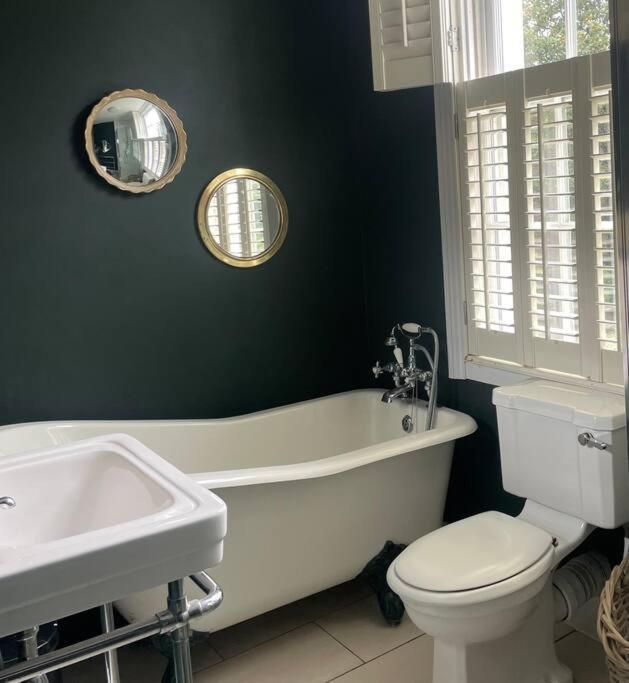 Beautiful Victorian House, Sleeps 12 * Londra